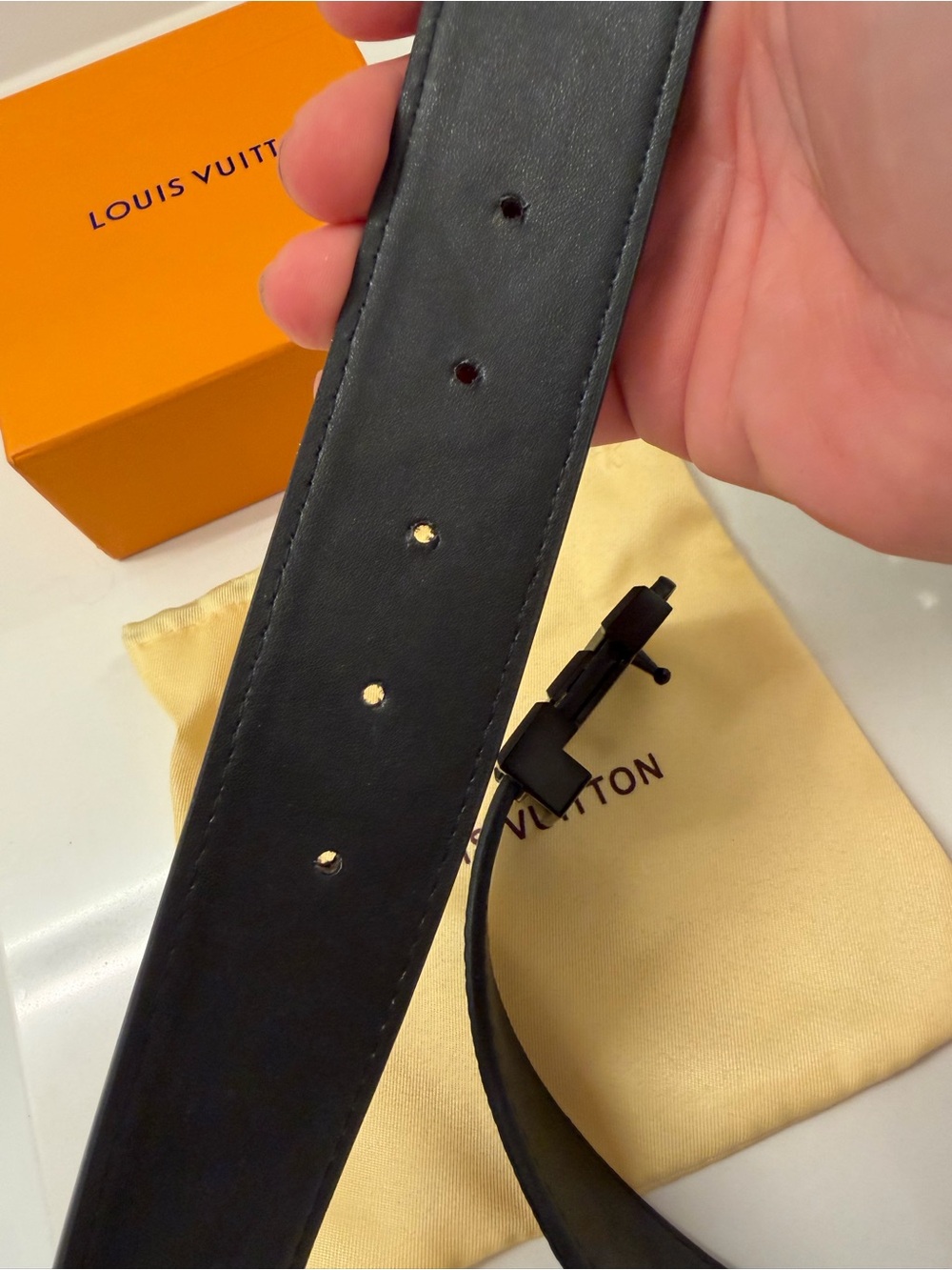 Louis Vuitton LV Initials 40MM Pebbled Leather Belt - Picture 9 of 12